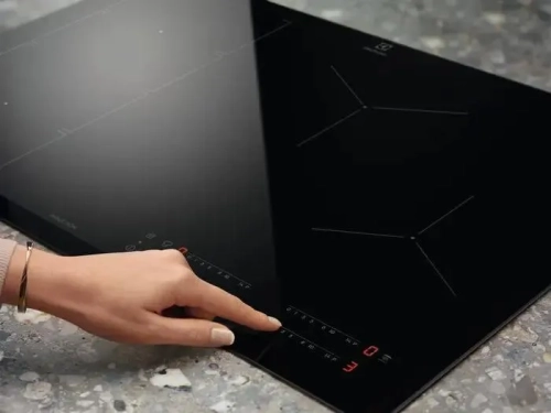 Индукционная варочная панель Electrolux EIS824